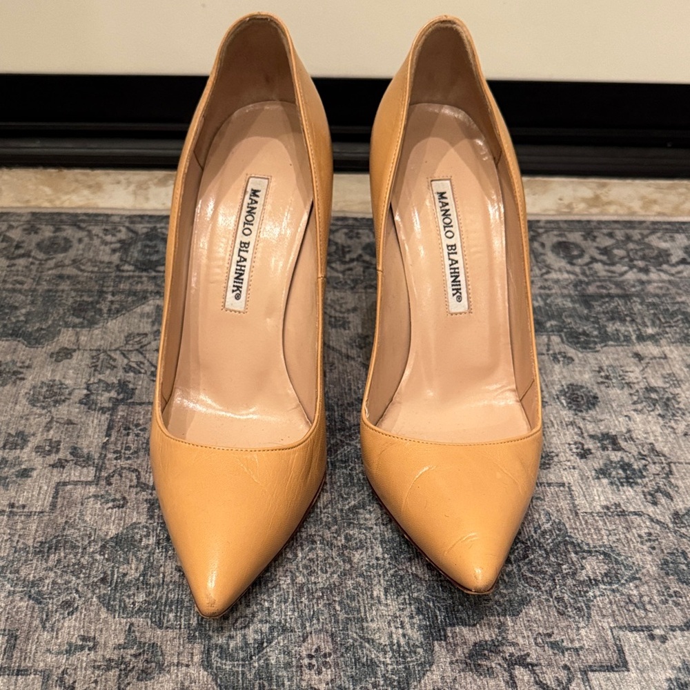 Manolo Blahnik Women's beige Pumps